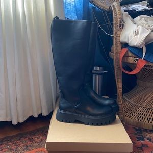 New with box. Never worn didn’t fit. Size 9 but a bit narrow. I am an 8.5